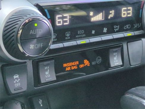 Used 2022 Toyota RAV4 SE image 26