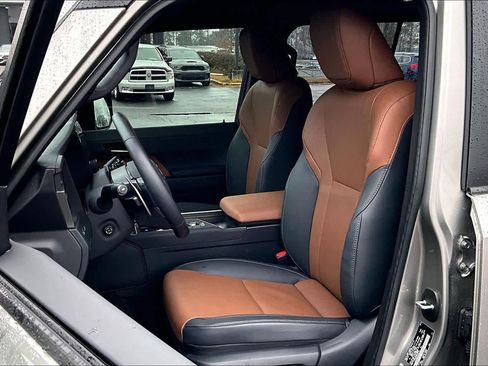 Used 2025 Lexus GX 550 w/ Accessory Package (2T) image 8