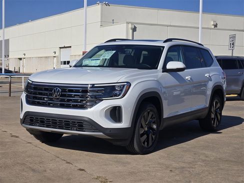 New 2026 Volkswagen Atlas SE image 2
