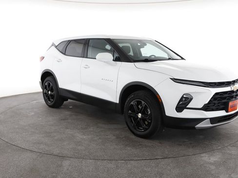Used 2025 Chevrolet Blazer LT image 2