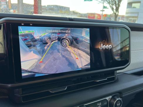 Used 2025 Jeep Wrangler Sahara image 28