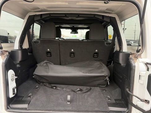 Used 2025 Jeep Wrangler Sahara image 27