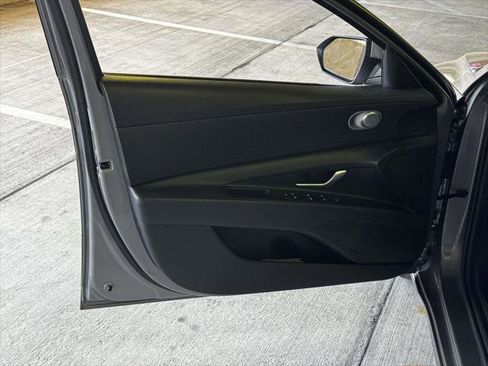 Used 2023 Hyundai Elantra SEL w/ Preferred Accessory Package FWD image 16