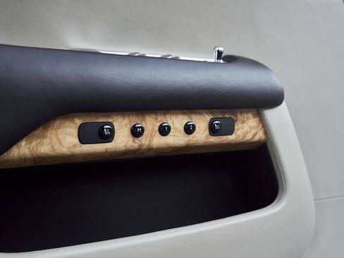 Used 2017 Rolls-Royce Dawn image 34