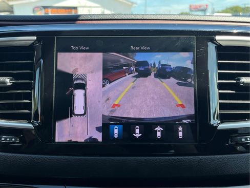 Used 2020 Chrysler Pacifica Touring-L FWD image 16