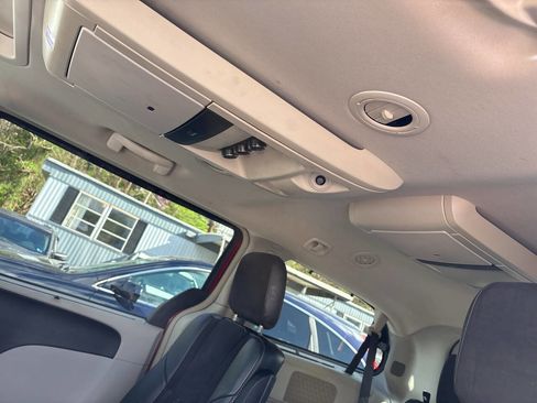 Used 2014 Chrysler Town & Country Touring-L image 18