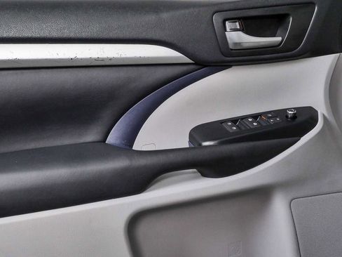 Used 2019 Toyota Highlander XLE FWD image 6