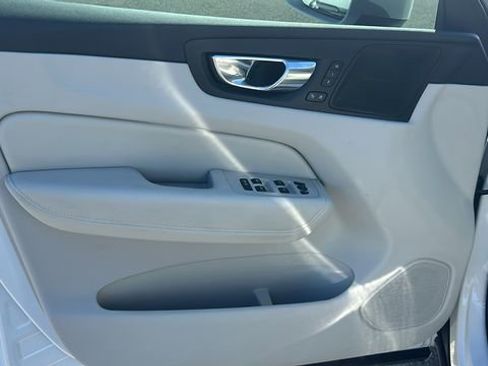Used 2021 Volvo XC60 T5 Momentum w/ Advanced Package image 16