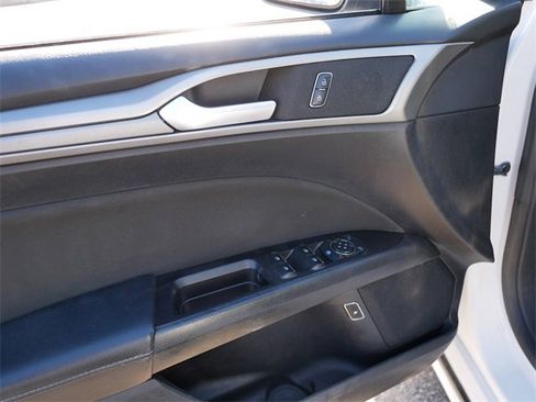 Used 2017 Ford Fusion SE image 16