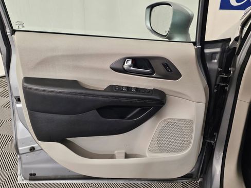 Used 2020 Chrysler Pacifica Touring-L Plus image 9