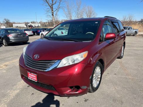 Used 2012 Toyota Sienna XLE w/ Entertainment Pkg image 1