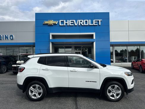 Used 2024 Jeep Compass Latitude w/ Sun and Sound Group AWD/4WD image 1
