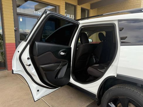 Used 2016 Jeep Cherokee Sport image 19