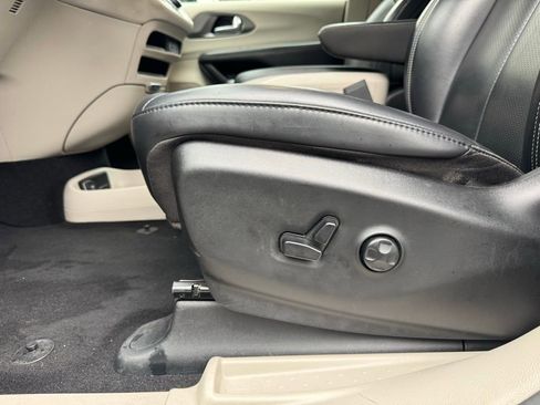 Used 2023 Chrysler Pacifica Touring-L image 8