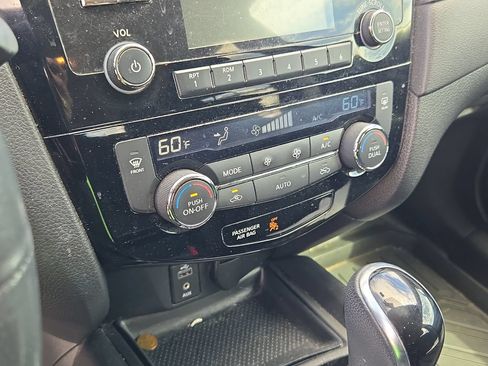 Used 2017 Nissan Rogue SV FWD image 7