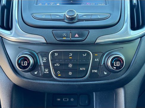 Used 2022 Chevrolet Equinox LT w/ Driver Convenience Package image 15