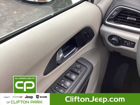 Certified 2024 Chrysler Pacifica Touring-L image 26