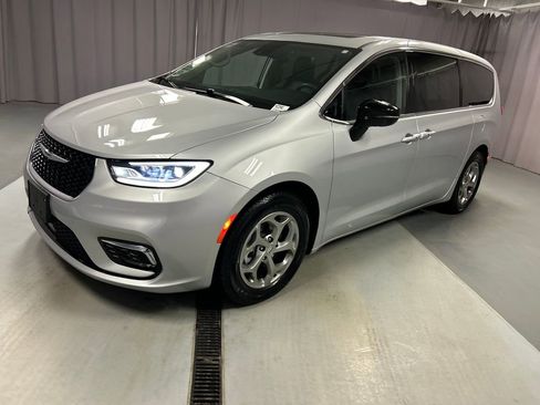 Used 2024 Chrysler Pacifica Limited image 3