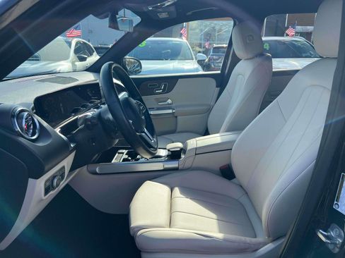 Used 2023 Mercedes-Benz GLB 250 4MATIC w/ Premium Package image 28