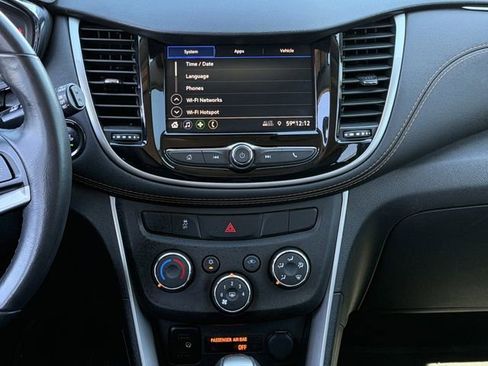 Used 2022 Chevrolet Trax LT w/ LT Convenience Package image 16