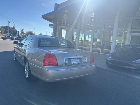 Used 2004 Lincoln Town Car Signature image 8