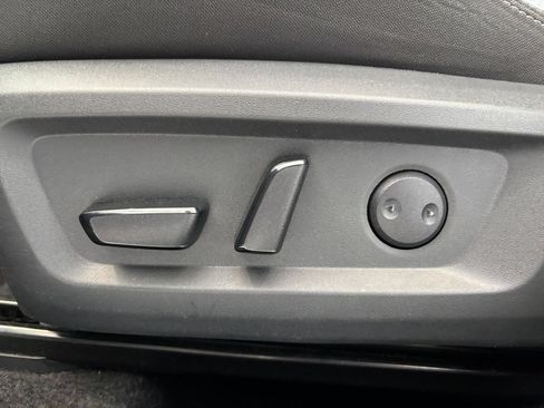 Used 2025 Nissan Rogue SV FWD image 22