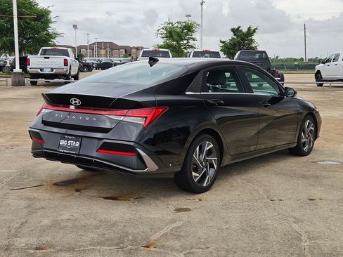 Used 2025 Hyundai Elantra SEL image 3