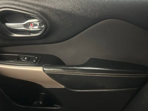Used 2017 Jeep Cherokee Sport FWD image 16