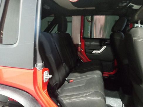 Used 2017 Jeep Wrangler Unlimited Sahara w/ Connectivity Group AWD/4WD image 19