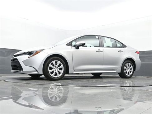 Used 2025 Toyota Corolla LE image 26