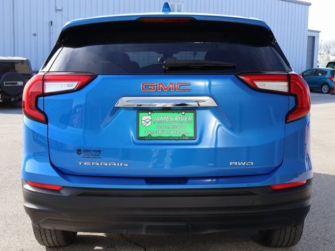 Used 2024 GMC Terrain SLE image 4