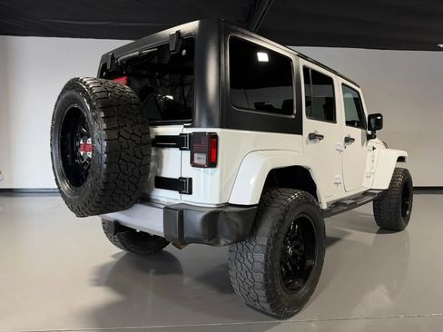 Used 2018 Jeep Wrangler Unlimited Sahara w/ Connectivity Group AWD/4WD image 3