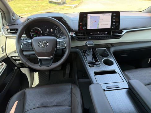 Used 2021 Toyota Sienna Platinum FWD image 23