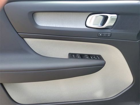 Used 2025 Volvo XC40 B5 Plus w/ Protection Package Premier image 17