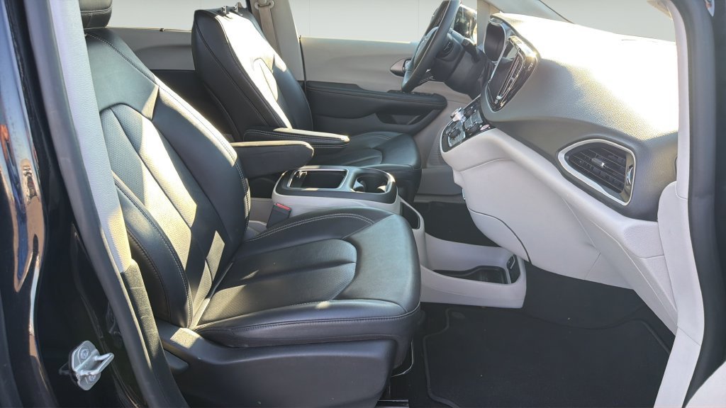 Used 2024 Chrysler Pacifica Touring-L FWD image 14