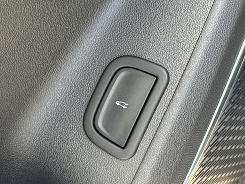 Used 2025 Chevrolet Traverse RS FWD image 24