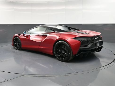 Used 2024 McLaren Artura RWD image 3