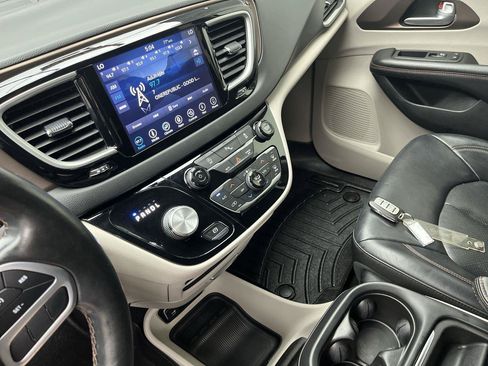 Used 2019 Chrysler Pacifica Touring-L FWD image 17