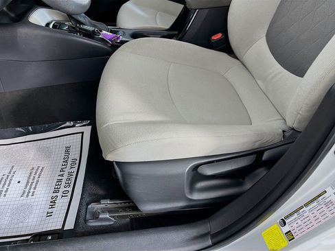 Used 2022 Toyota Corolla LE image 23