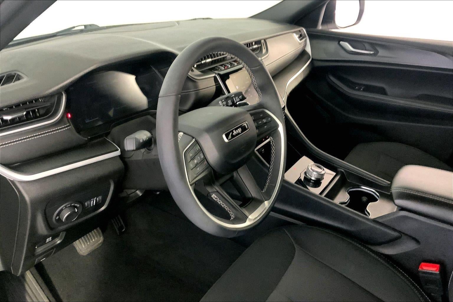 Used 2025 Jeep Grand Cherokee L Laredo w/ Luxury Tech Group I AWD/4WD image 14