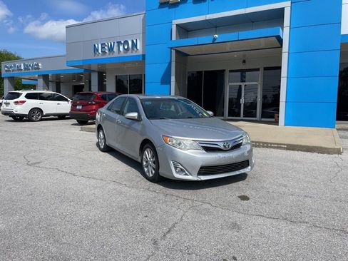 Used 2014 Toyota Camry XLE w/ Leather Package image 2