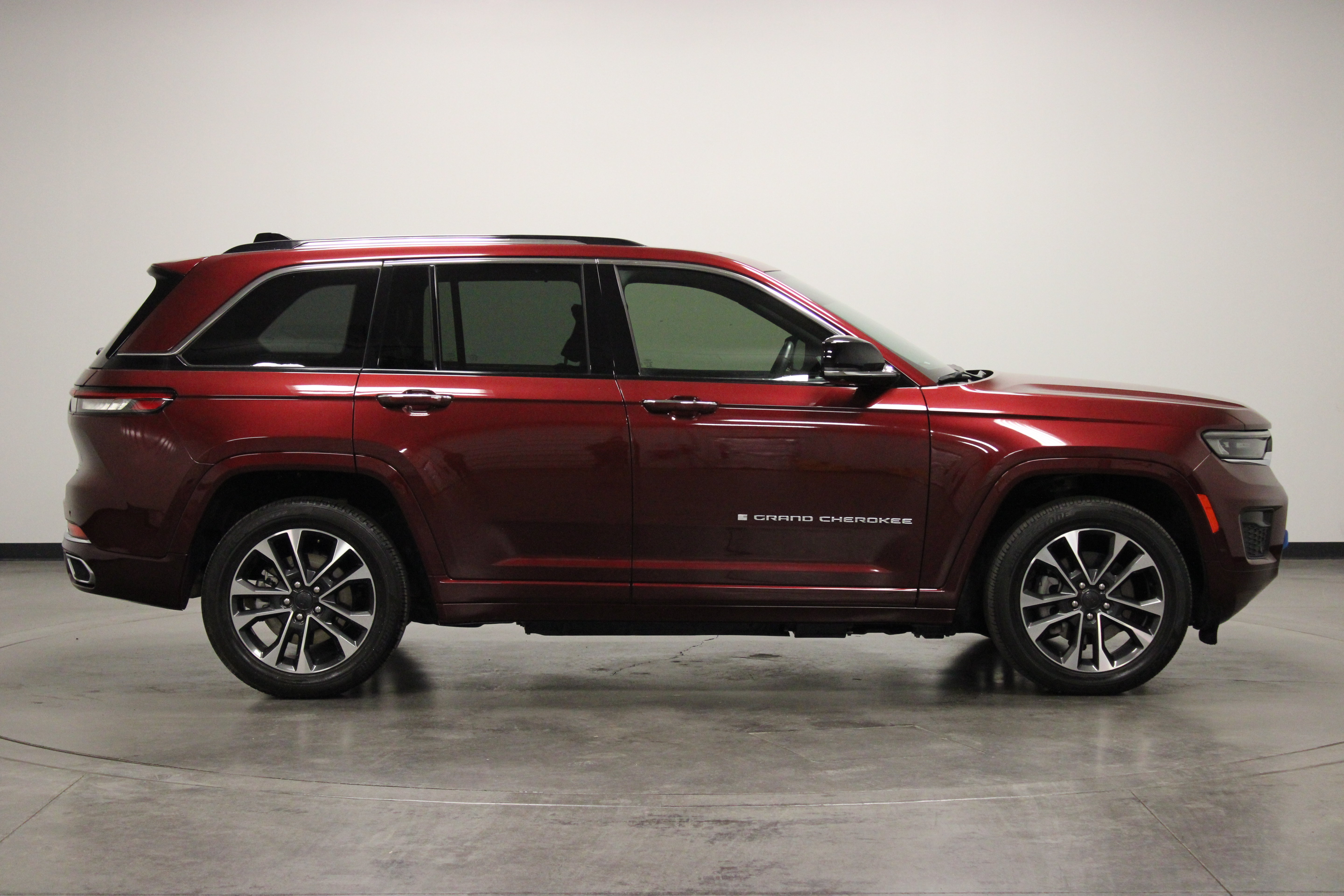 Used 2022 Jeep Grand Cherokee Overland w/ Advanced Protech Group III AWD/4WD image 9