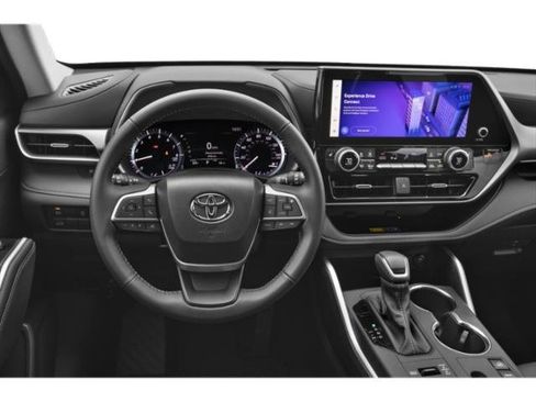 Used 2025 Toyota Highlander XLE image 7