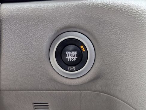 Used 2023 Chrysler Pacifica Touring-L FWD image 23