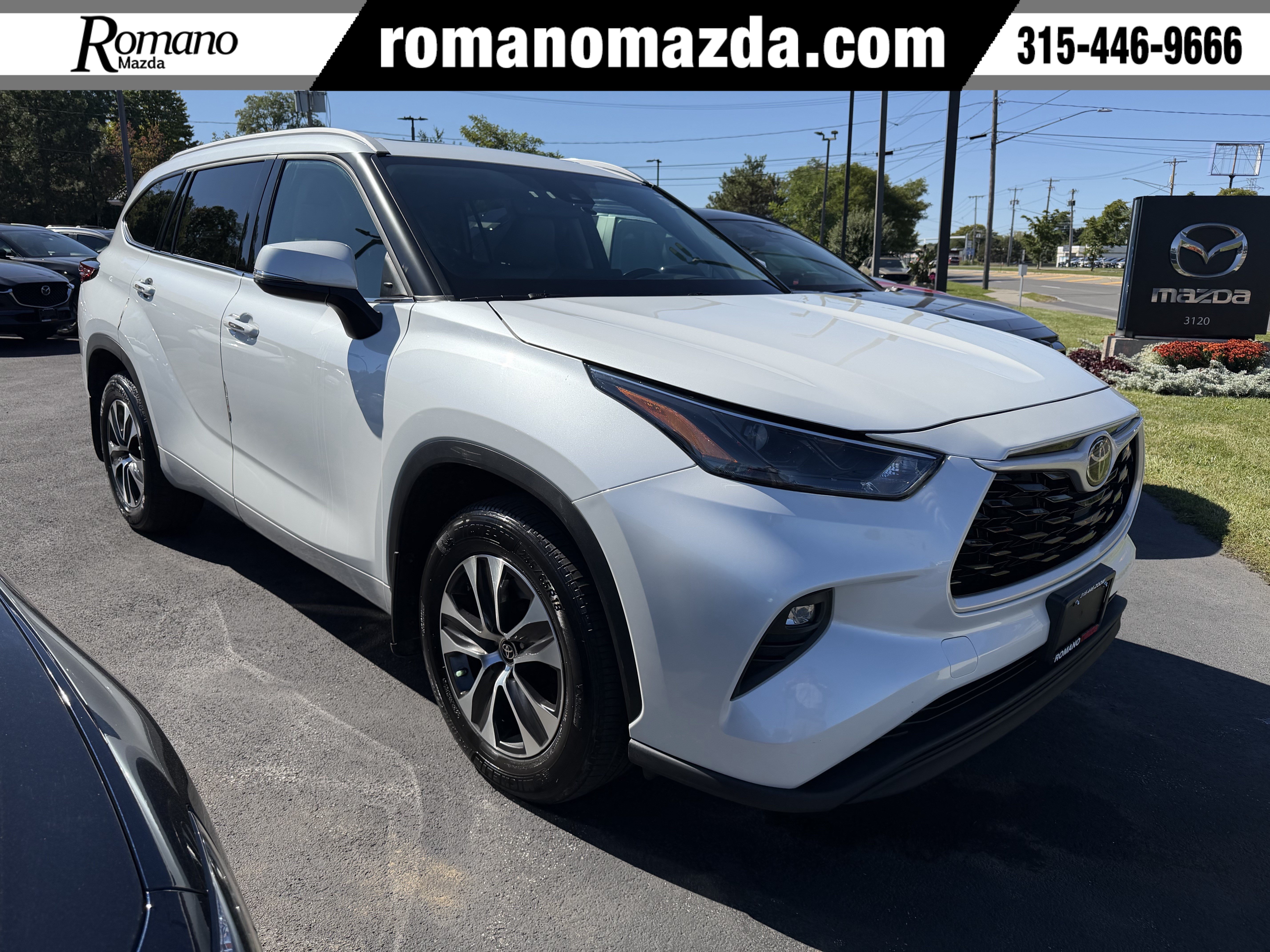 Used 2022 Toyota Highlander XLE AWD/4WD image 1