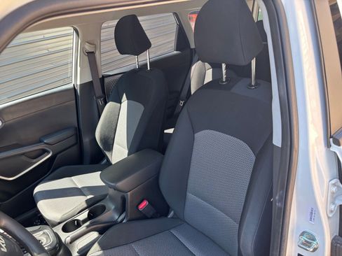 Used 2025 Kia Soul LX w/ LX Technology Package FWD image 31