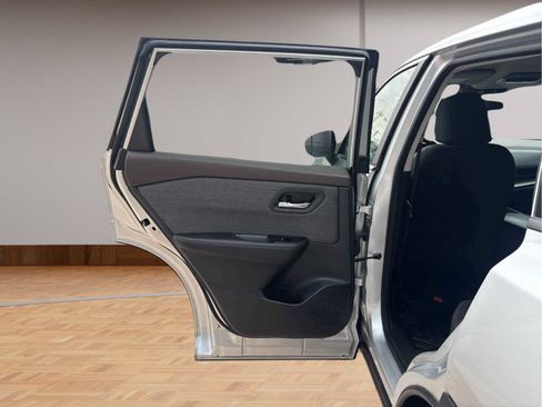 Used 2023 Nissan Rogue SV FWD image 11