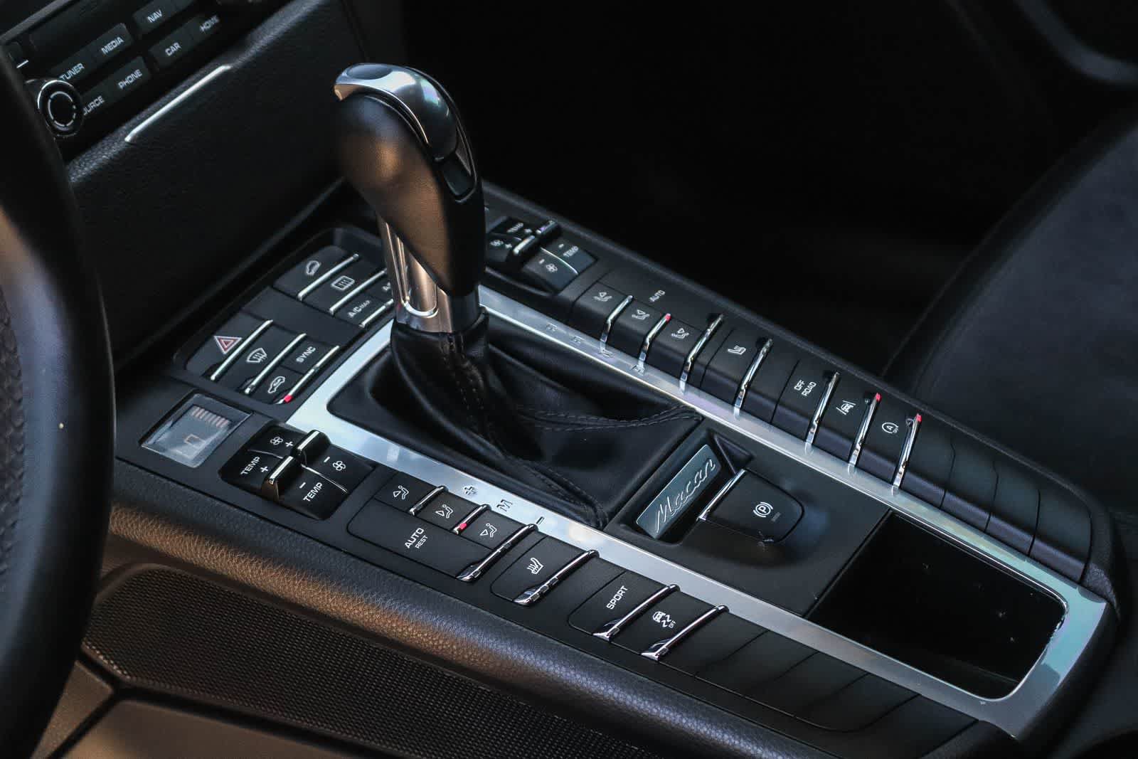 Used 2018 Porsche Macan AWD/4WD image 19