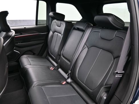 Used 2024 Jeep Grand Cherokee Overland w/ Luxury Tech Group IV image 41