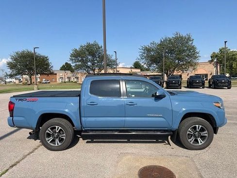 Used 2019 Toyota Tacoma TRD Sport AWD/4WD image 10